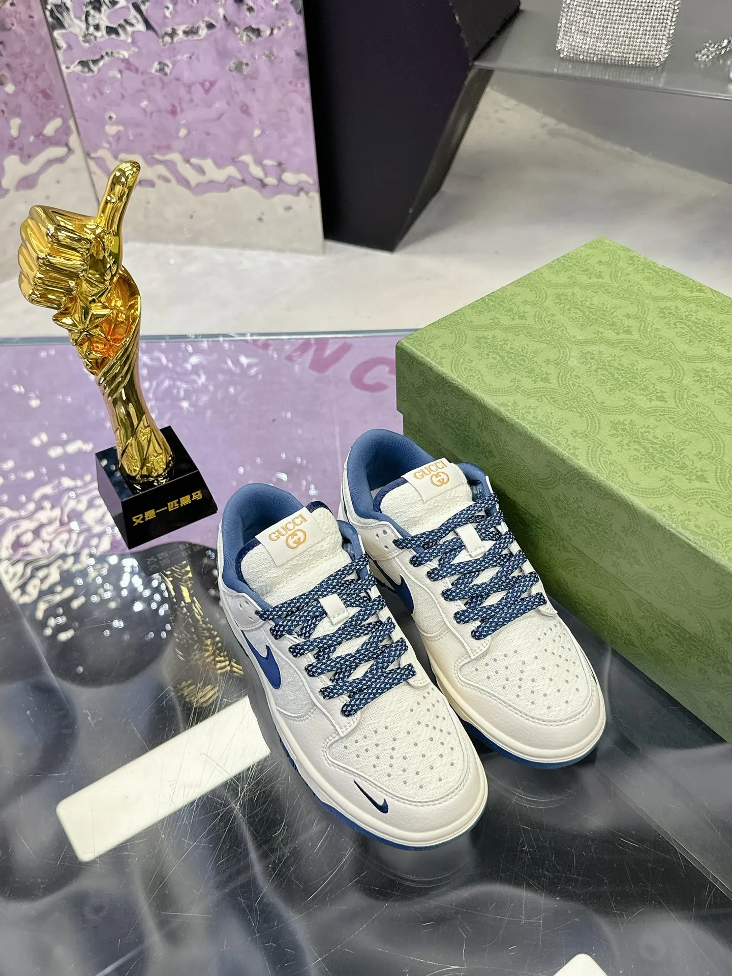 Men's shoes 💰580❤️❤️❤️ Gucci co-branded dunk Nike The latest official model 💓Gucci x Nike Dunk SB series 💓 Produced by Foshan Factory. The shoe body is made of off-white canvas as the main color, with an off-white leather frame overlay, making the shoe very versatile. The tongue is embroidered with yellow Gucci words, and the Swooshb on both sides of the shoe body The logo is embellished with sky blue, and the tongue is made of mesh material, which enhances breathability and is very versatile overall. The word Gucci on the lower side of the heel is decorated in 3D, the mini Nike Swoosh Logo on the side of the toe is embellished with sky blue embroidery, and the yellow Gucci brand name is printed on the heel to highlight the joint identity. Finally, an aged oxidized midsole and a blue outsole complete the overall design. Size: 35-45 Full set of Gucci packaging